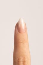 Nahaufnahme Vanilla Fade FlexiGel Press-On Nail – cremiger Nude-Farbverlauf in Mandelform von Nailish