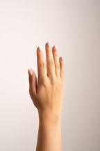 Hand mit Vanilla Fade Soft Gel Press-On Nails – natürlicher Nude-Farbverlauf in Mandelform von Nailish