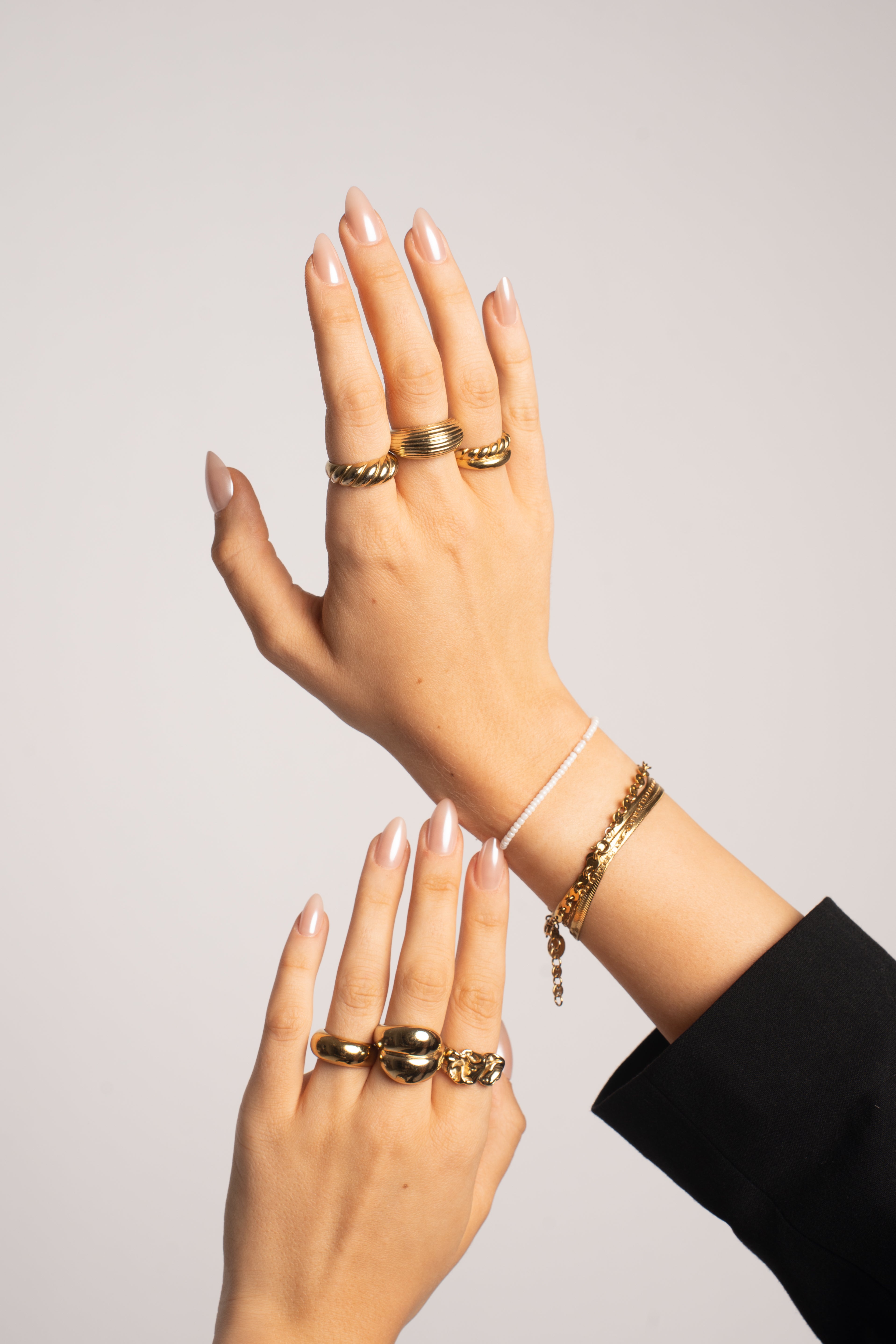Hände mit cremigen Nude Press-On Nails und Goldschmuck – FlexiGel Vanilla Glaze von Nailish